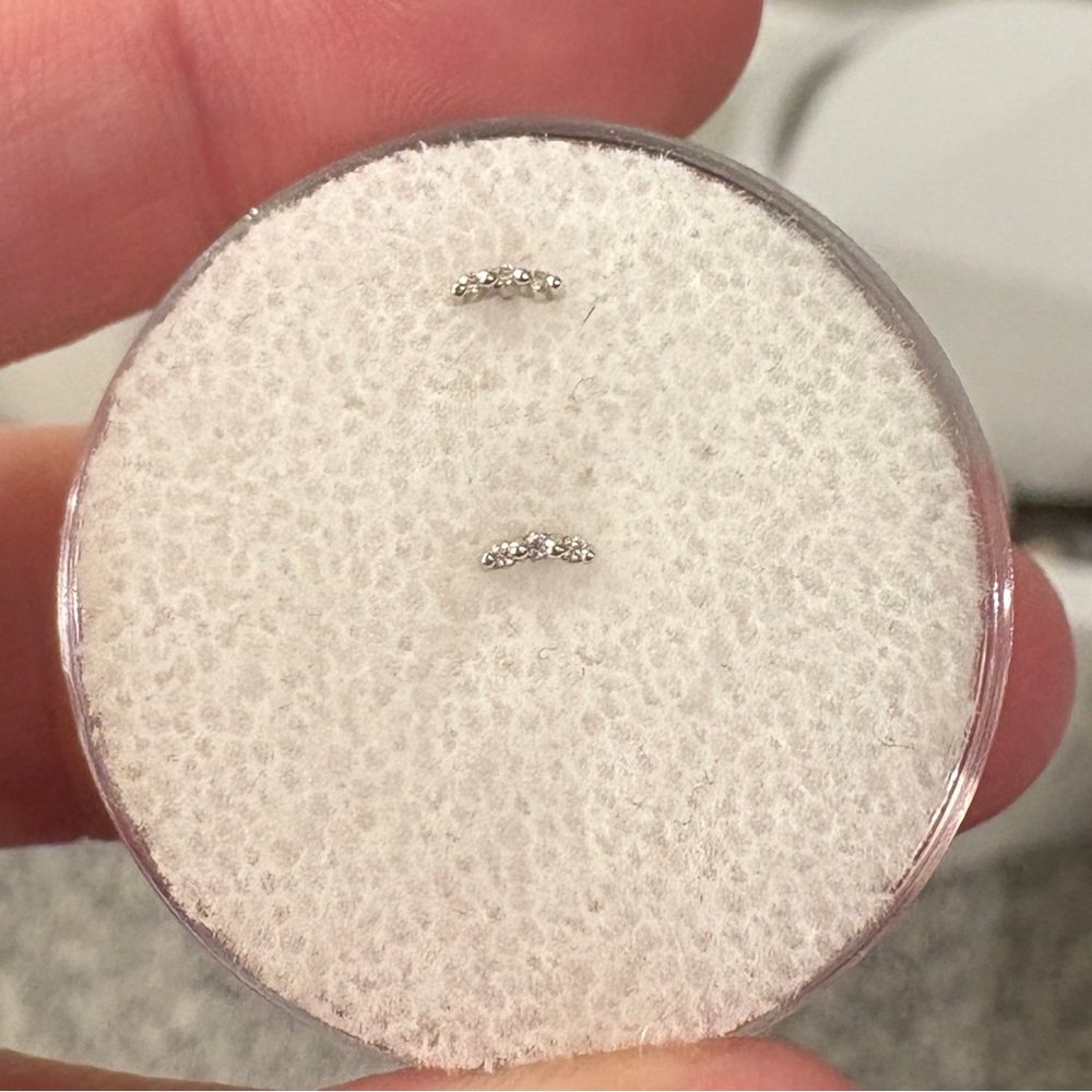 2 Ember Bitsy Threadless Ends in White Gold - Picture 2 of 2
